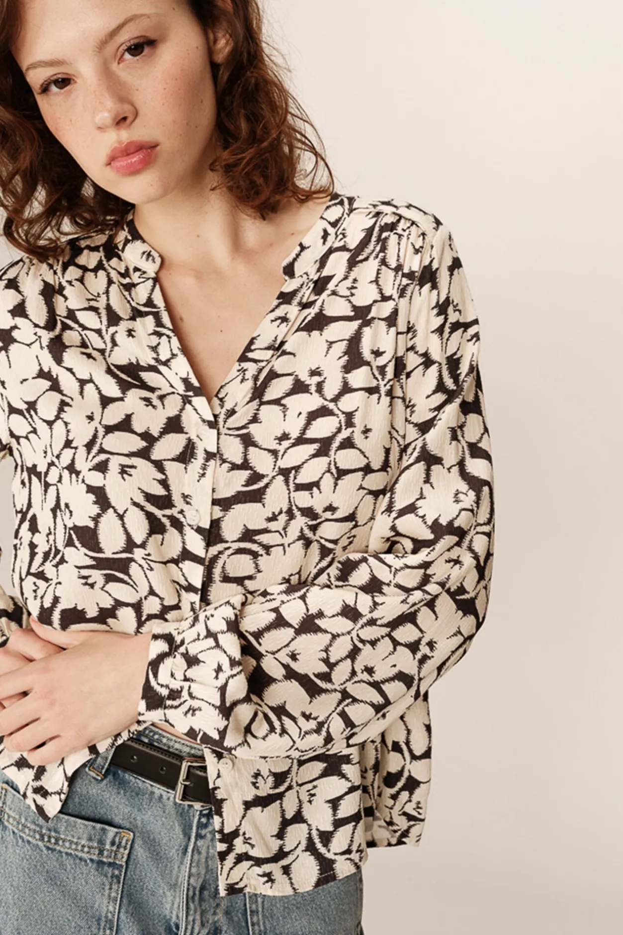 Grace & Mila Blusa con corte regular de mangas largas Estampado beige Sale