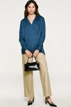 Selected Blusa cuello pico detalle metálico Azul marino