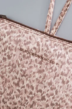 Dash and Stars Bolso deporte plegable animal print nude Sale