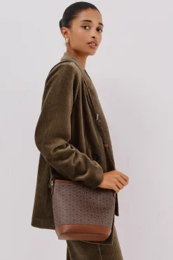 Cortefiel Bucket monogram Estampado marr&oacute;n