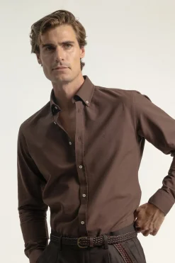 PuroEGO Camisa oxford slim fit algodón Marr&oacute;n oscuro Clearance