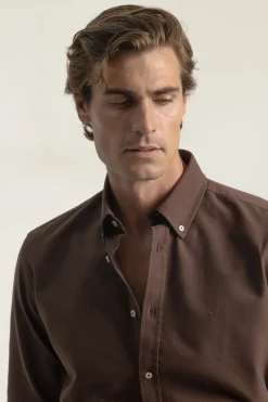 PuroEGO Camisa oxford slim fit algodón Marr&oacute;n oscuro Clearance