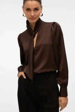 Vero Moda Camisa satinada escote lazada Marr&oacute;n oscuro Clearance