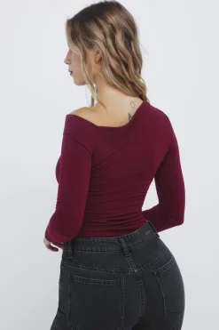 Springfield Camiseta ajustada escote asimétrico burdeos Hot