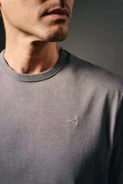 OOTO Camiseta básica con bordado avión Gris