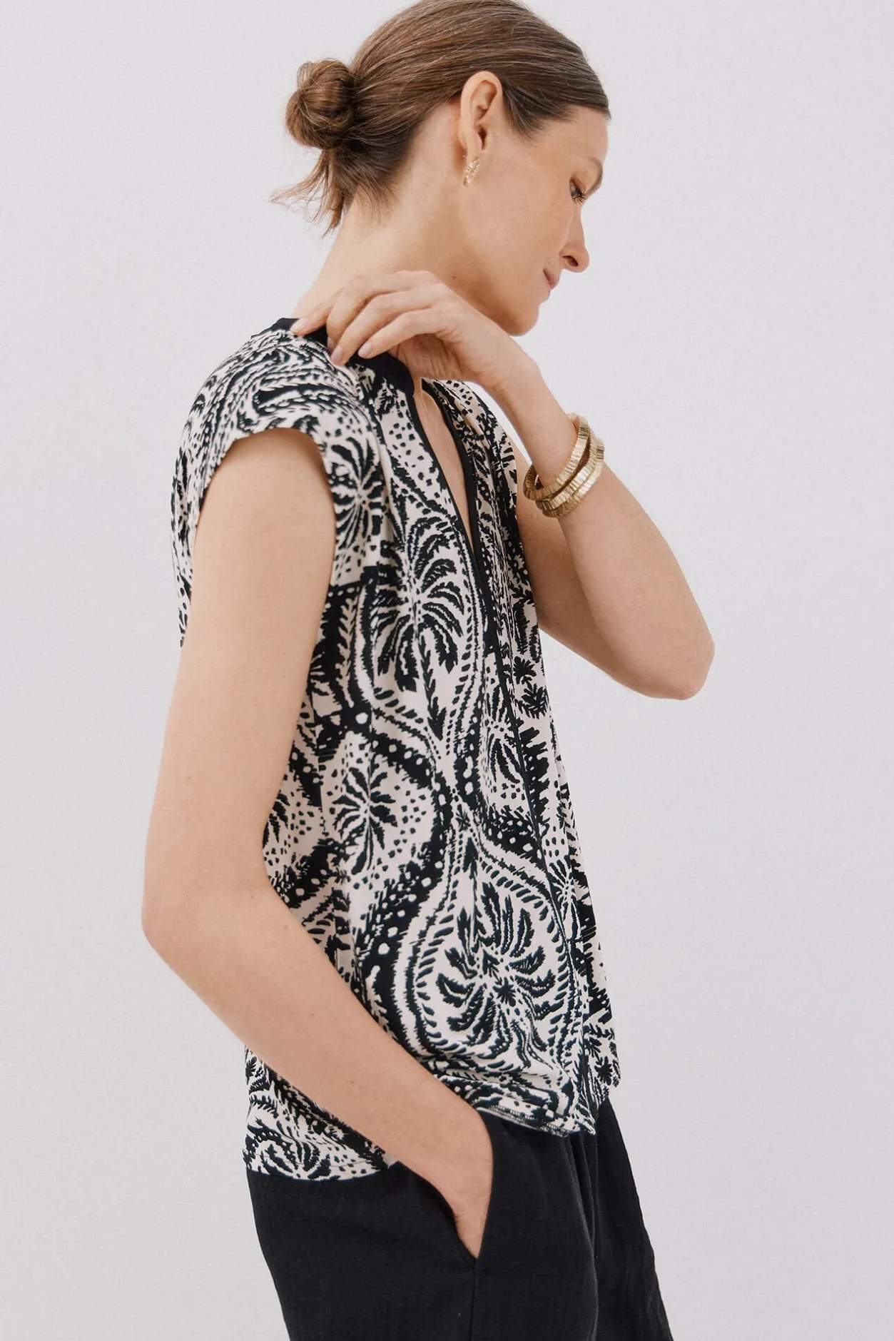 Cortefiel Camiseta básica sin magnas cuello mao Estampado blanco Discount