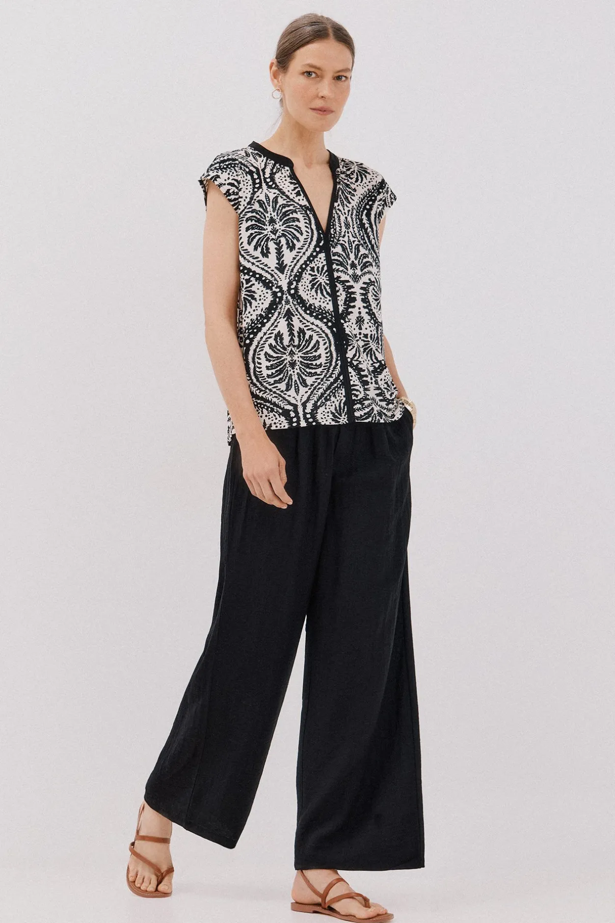 Cortefiel Camiseta básica sin magnas cuello mao Estampado blanco Discount