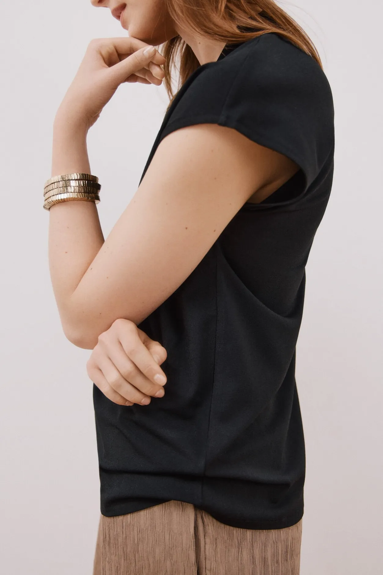 Cortefiel Camiseta estamapda escote pico fruncido Negro