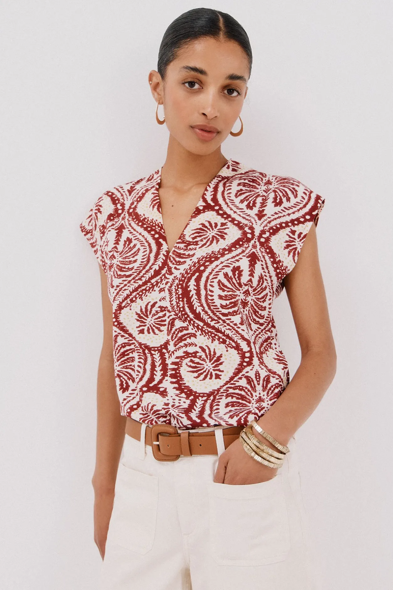 Cortefiel Camiseta estamapda escote pico fruncido Estampado granate Best