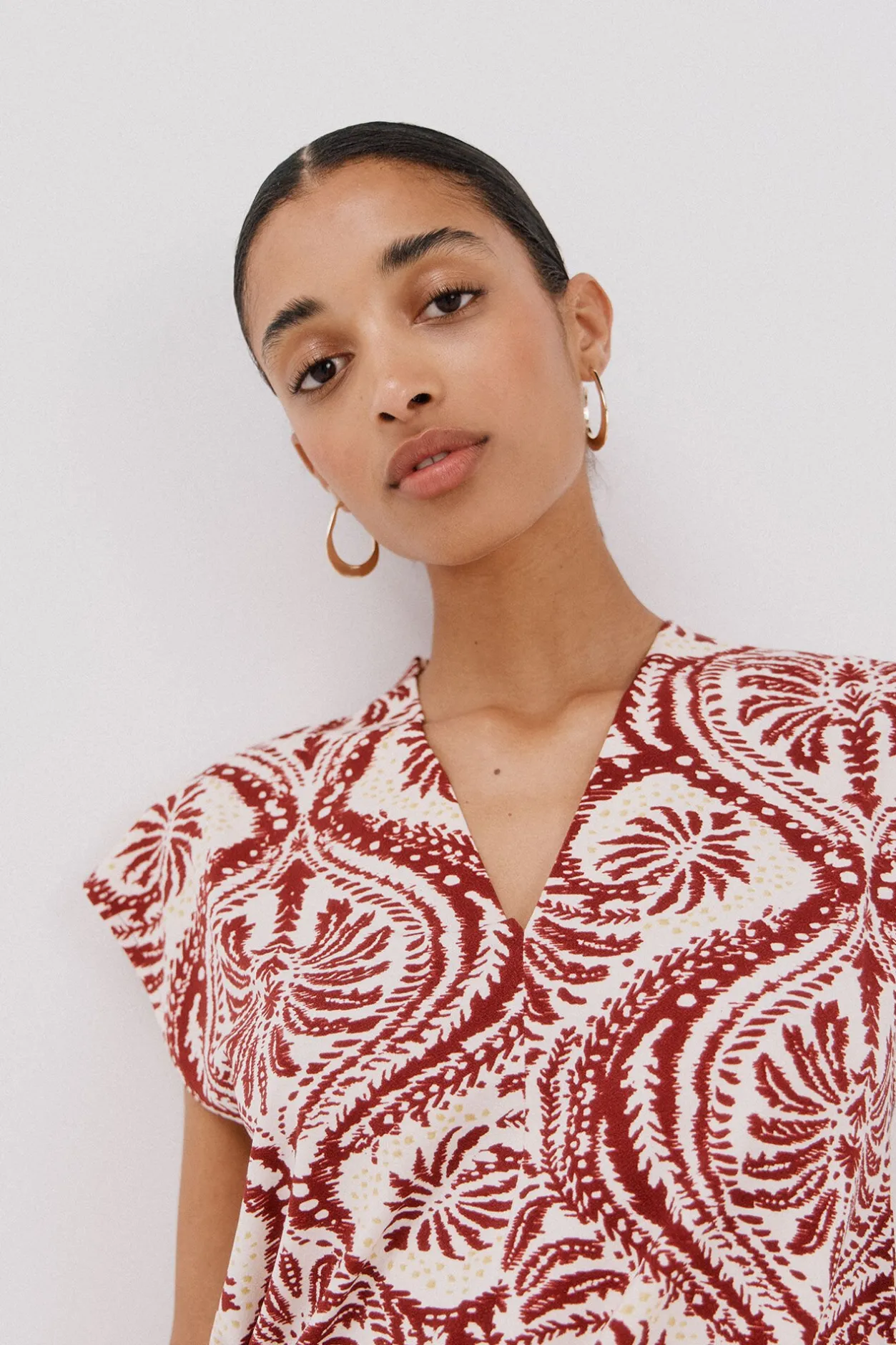 Cortefiel Camiseta estamapda escote pico fruncido Estampado granate Best