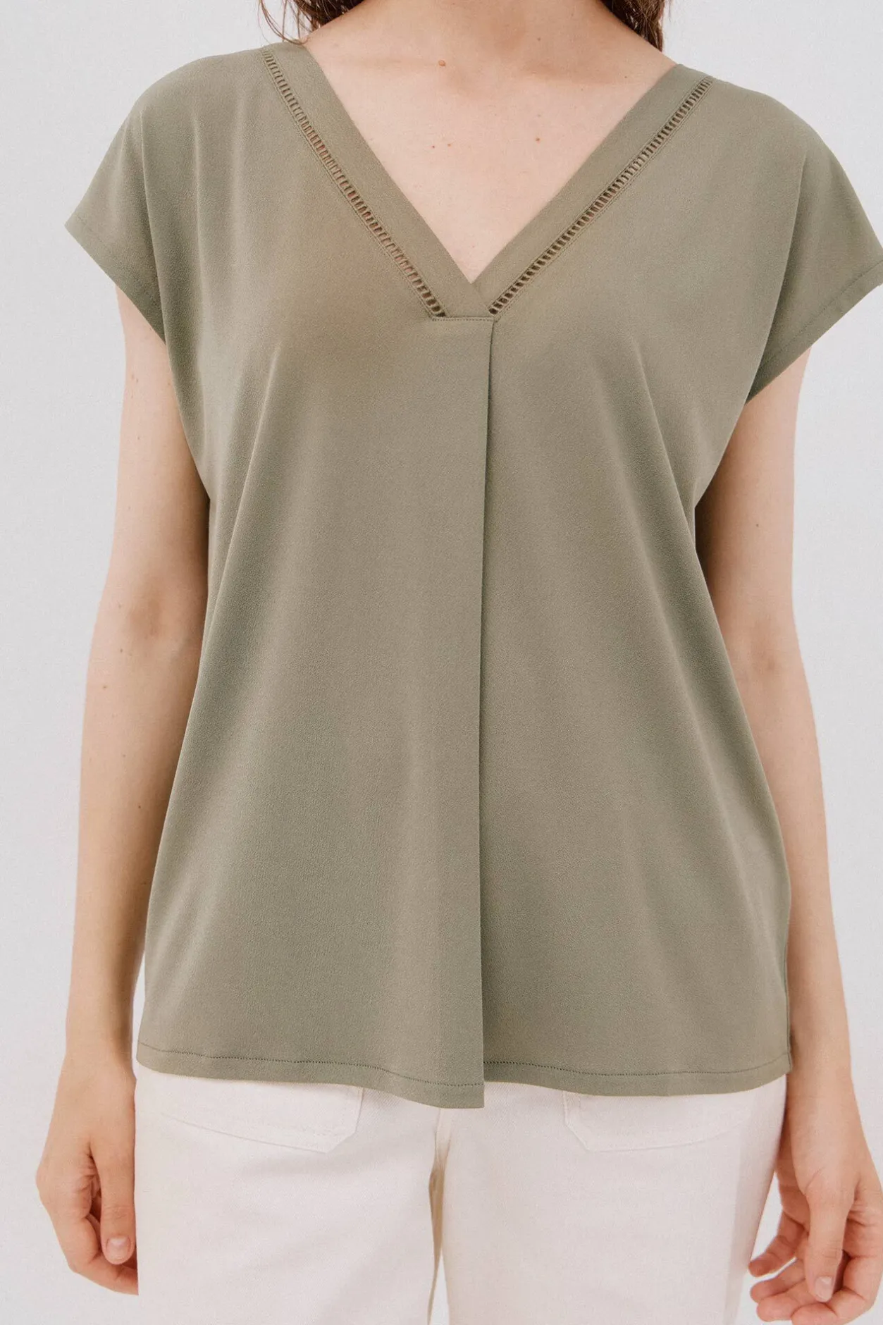 Cortefiel Camiseta pico con detalle puntilla Kaki Best