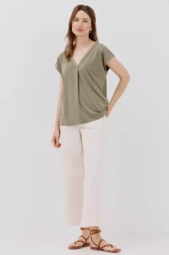 Cortefiel Camiseta pico con detalle puntilla Kaki Best