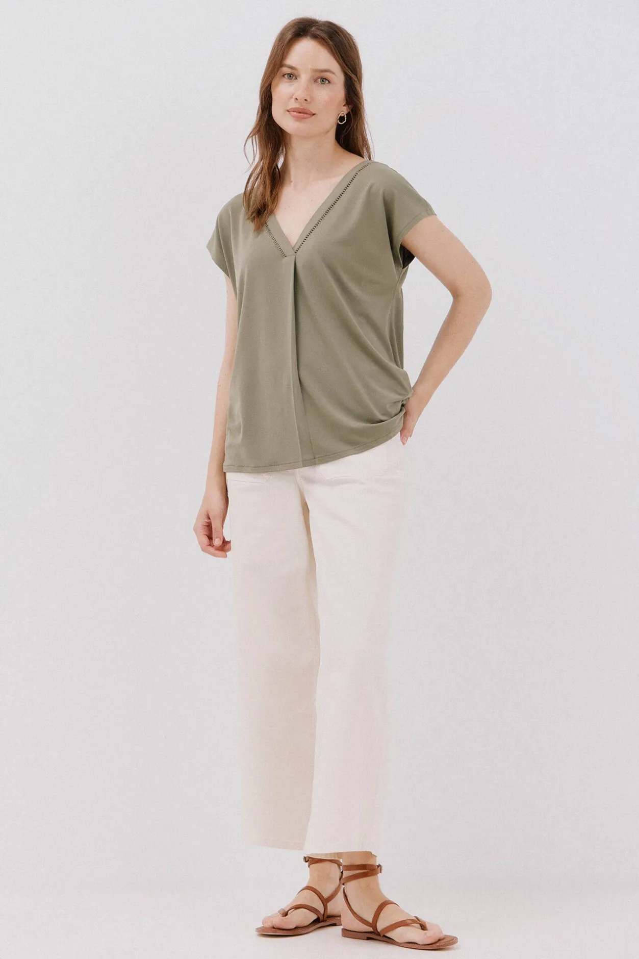 Cortefiel Camiseta pico con detalle puntilla Kaki Best