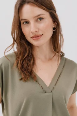 Cortefiel Camiseta pico con detalle puntilla Kaki Best