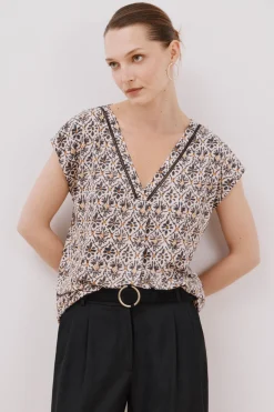 Cortefiel Camiseta pico con detalle puntilla Estampado blanco