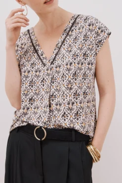 Cortefiel Camiseta pico con detalle puntilla Estampado blanco