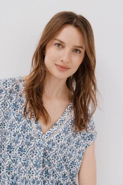 Cortefiel Camiseta pico con detalle puntilla Estampado azul Online