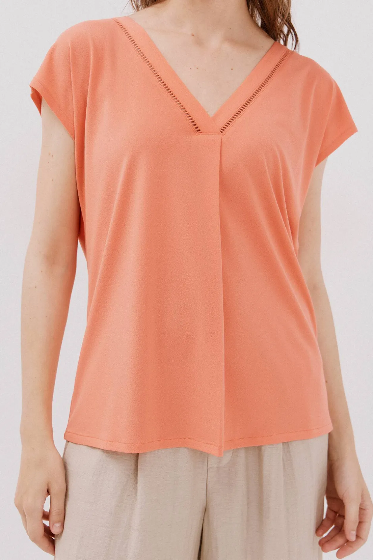 Cortefiel Camiseta pico con detalle puntilla Coral Discount