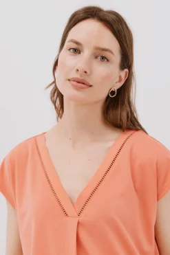 Cortefiel Camiseta pico con detalle puntilla Coral Discount