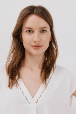 Cortefiel Camiseta pico con detalle puntilla Blanco Hot