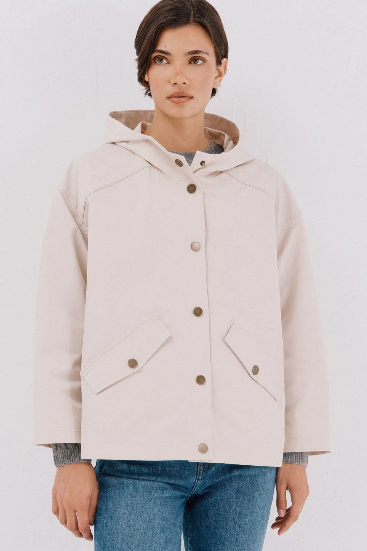 Cortefiel Cazadora corta botones automáticos Marfil