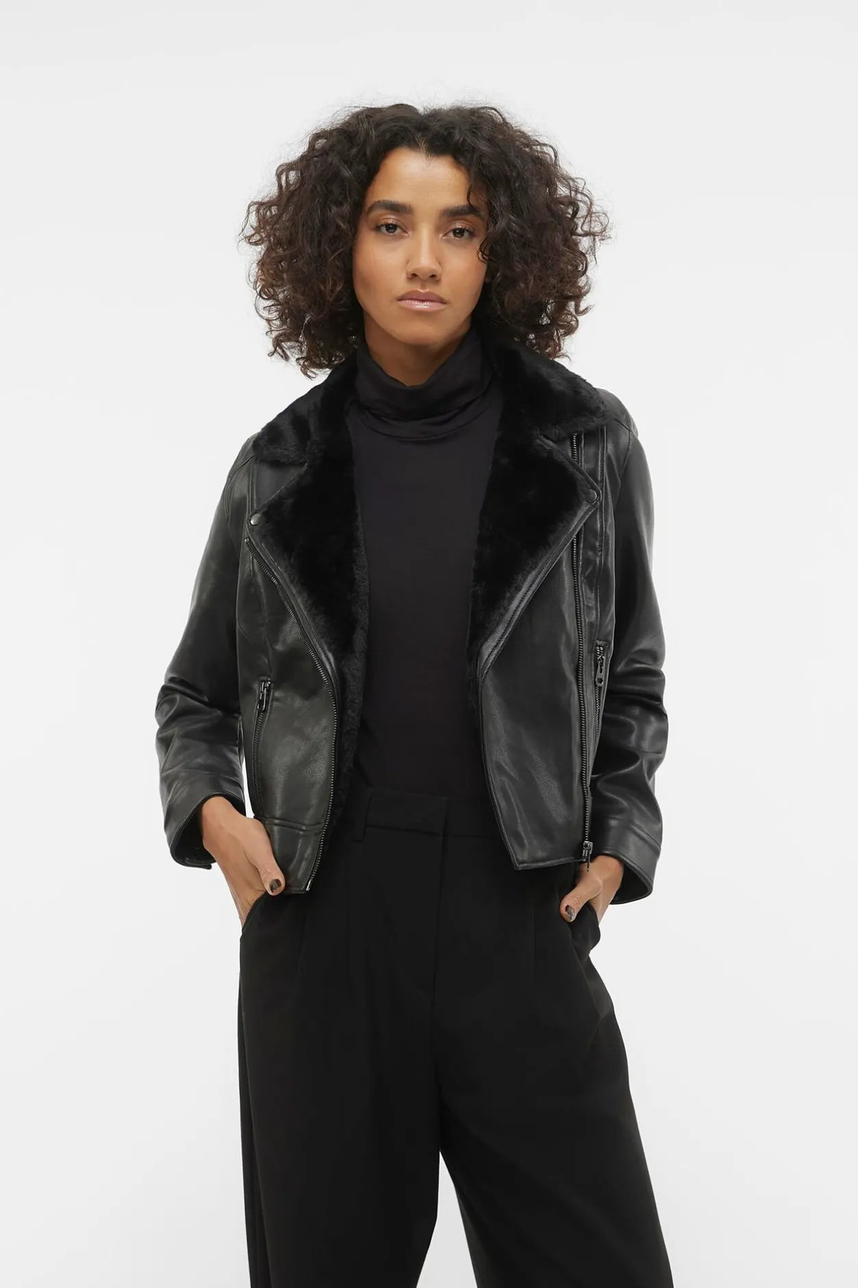 Vero Moda Cazadora corta efecto piel Negro Sale