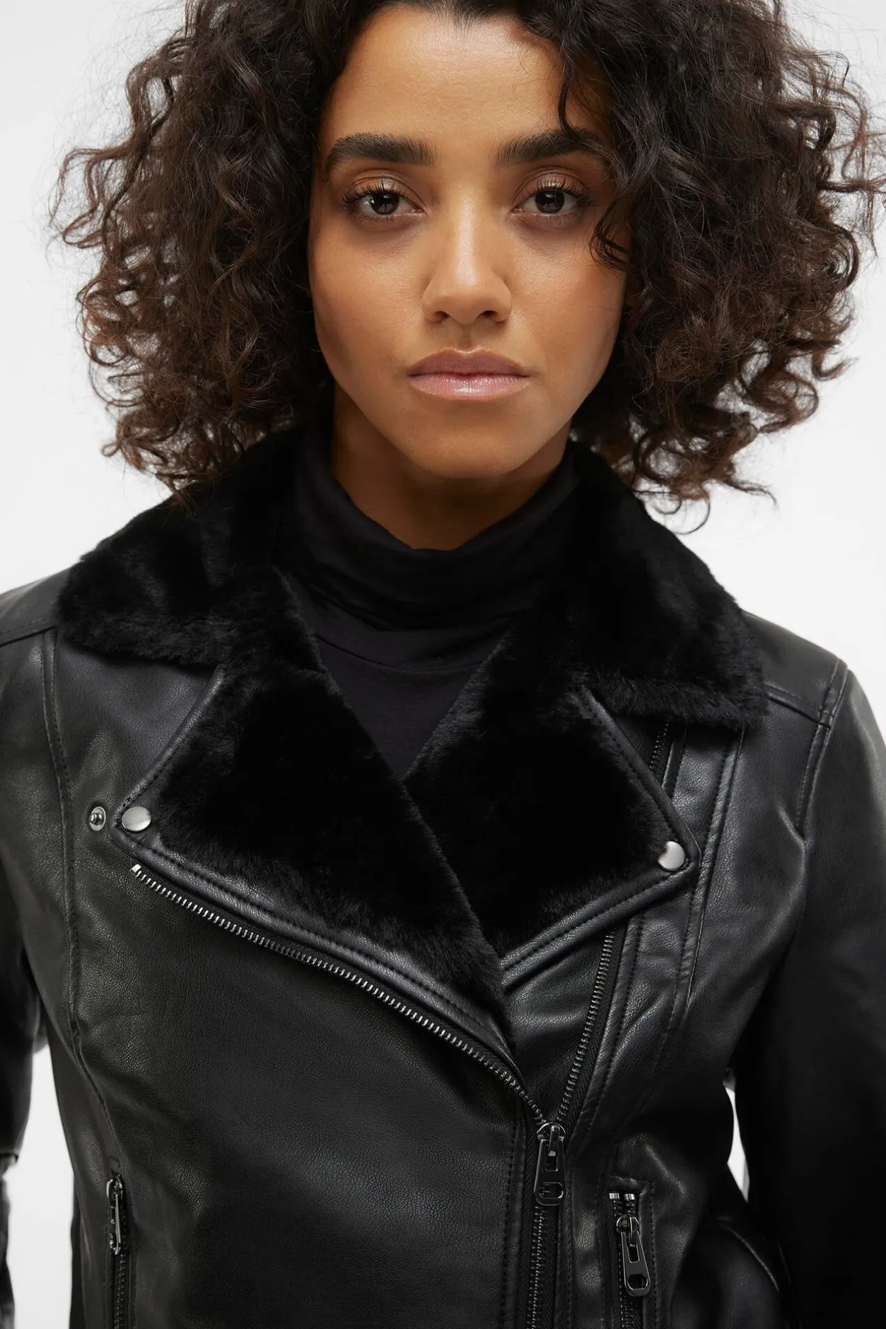 Vero Moda Cazadora corta efecto piel Negro Sale