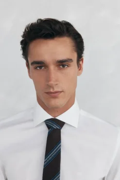 Conjunto de corbata, pantalón y camisa Outlet