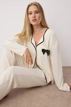 Trendyol Conjunto pijama camisero viscosa ribetes y lazo marfil