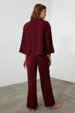 Trendyol Conjunto pijama camisero viscosa ribetes burdeos Hot
