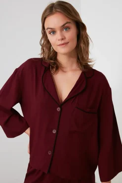 Trendyol Conjunto pijama camisero viscosa ribetes burdeos Hot