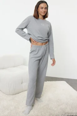 Trendyol Conjunto pijama felpa gris
