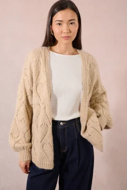 Molly Bracken Cárdigan de manga larga en punto calado detalle corazones Beige Online