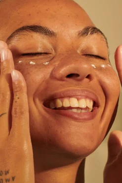 The Body Shop Crema Contorno de Ojos Vitamina E Multicolor