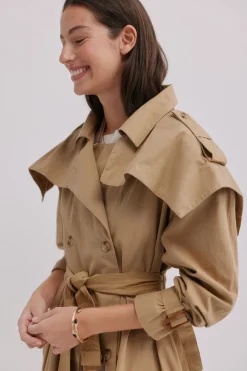 Hoss Intropia Danièle. Gabardina bordada Marfil New