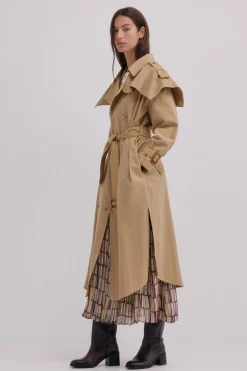 Hoss Intropia Danièle. Gabardina bordada Marfil New