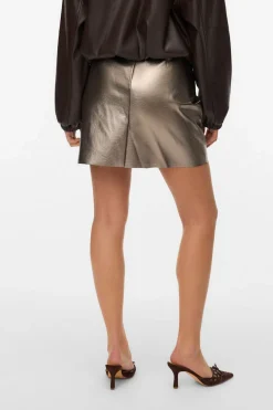 Vero Moda Falda corta efecto piel Gris Hot