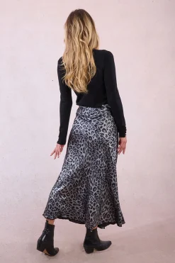 Molly Bracken Falda larga satinada con estampado Gris New