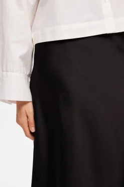 Selected Falda midi fluida confeccionada con materiales reciclados. Negro Hot