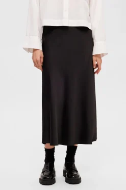 Selected Falda midi fluida confeccionada con materiales reciclados. Negro Hot