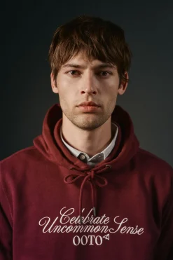 OOTO Sudadera gráfica con capucha Granate Hot