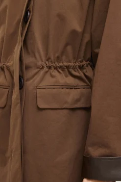 Vila Trench largo con cuello y puños de polipiel Marr&oacute;n oscuro Clearance