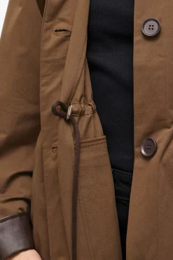 Vila Trench largo con cuello y puños de polipiel Marr&oacute;n oscuro Clearance