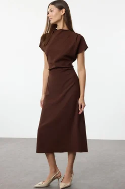 Trendyol Vestido midi con cuello vuelto marr&oacute;n Outlet