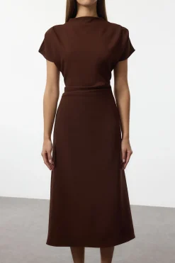 Trendyol Vestido midi con cuello vuelto marr&oacute;n Outlet